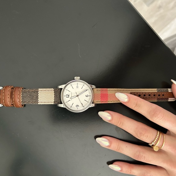 Burberry Classic Watch with Leather Strap. Amazing condition!! - Picture 3 of 4